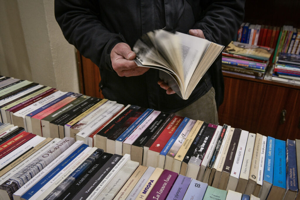 ΟΠΕΚΑ: Ξεκινά η αναδιανομή αδιάθετων βιβλίων – Με ΑΜΚΑ και ταυτότητα η παραλαβή