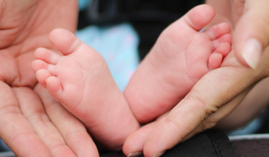 Τεκνοθεσία ομόφυλων ζευγαριών: «Καμία διαφορά με τα παιδιά από ετερόφυλα» – Τι δείχνουν μελέτες