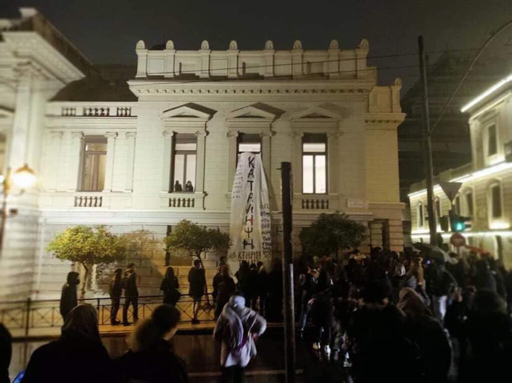 Κατάληψη στο Εθνικό Θέατρο από σπουδαστές δραματικών σχολών – Τι ζητούν