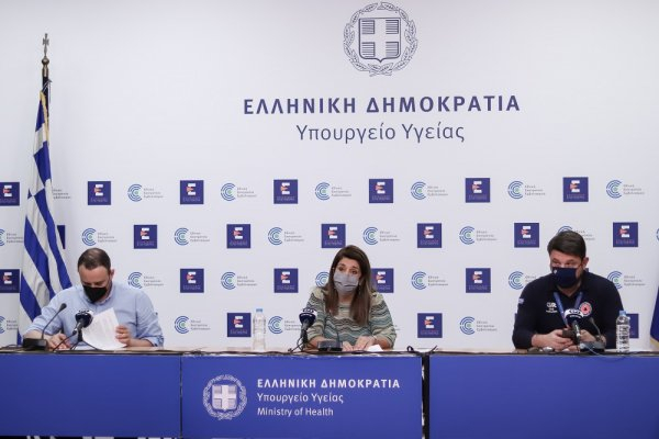 Σήμερα η ανακοίνωση Χαρδαλιά για το τέλος της μάσκας