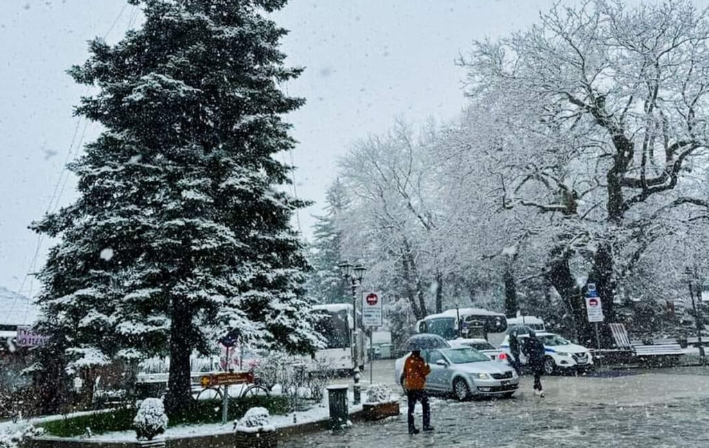 Καιρός: Νέα πρόγνωση της ΕΜΥ – Πού θα χιονίσει τις επόμενες ώρες