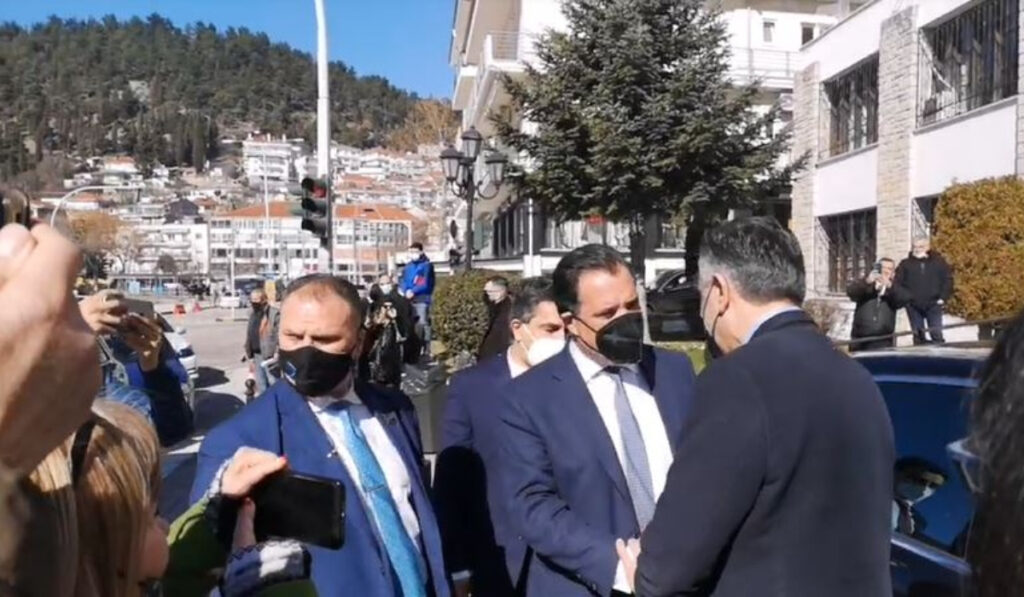 Άδωνις Γεωργιάδης: Γιουχαΐσματα στην Καστοριά – «Ήρθες με πληρωμένες βενζίνες από τον ελληνικό λαό» (Βίντεο)