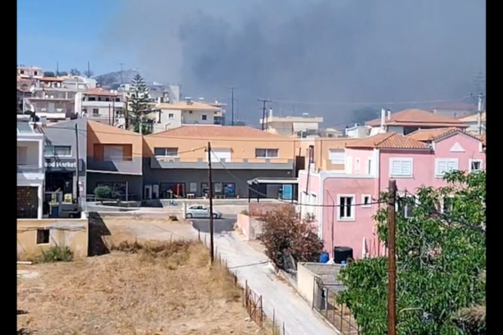 «Κόλαση» στο Κρανίδι – Η φωτιά καίει σπίτια (Βίντεο)