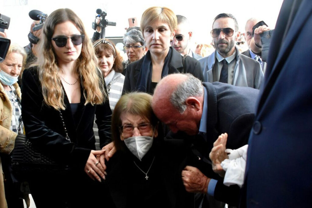 Συγκίνηση στην κηδεία του Νίκου Ξανθόπουλου – Τραγική φιγούρα η σύζυγός του