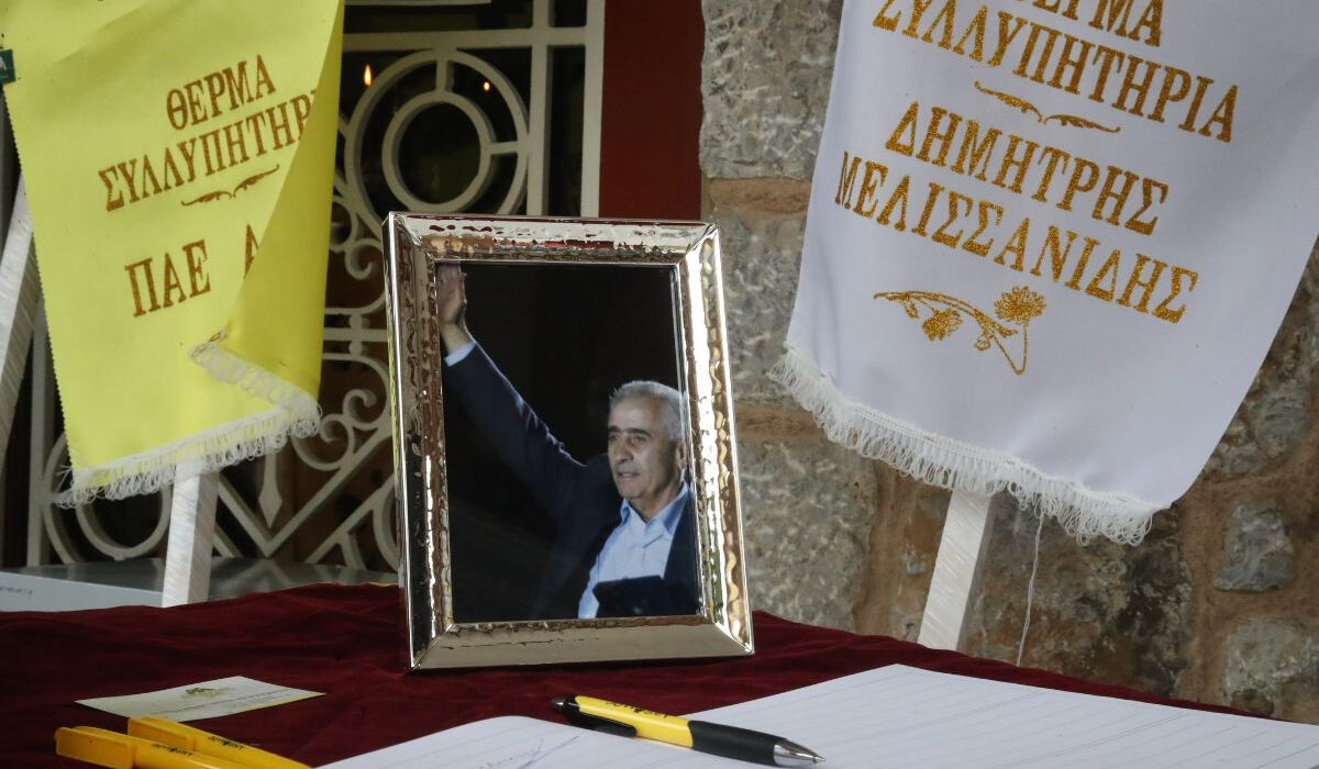 Σε λαϊκό προσκύνημα η σορός του Μίμη Παπαϊωάννου – Φωτογραφίες