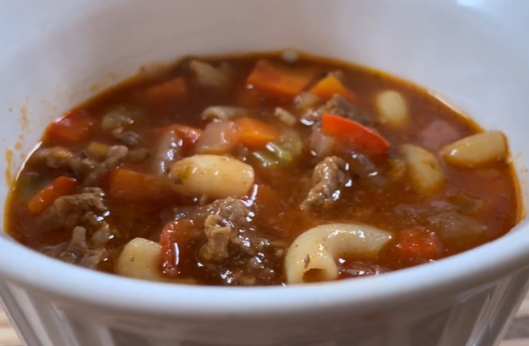 Hamburger soup: Οικονομική, εύκολη και θερμαντική σούπα με κιμά για μπιφτέκια
