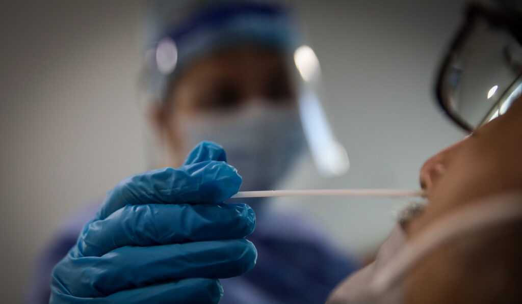 Πού εντοπίστηκαν τα 21.863 κρούσματα, όλες οι περιοχές: 7.125 στην Αττική, 2.161 στη Θεσσαλονίκη