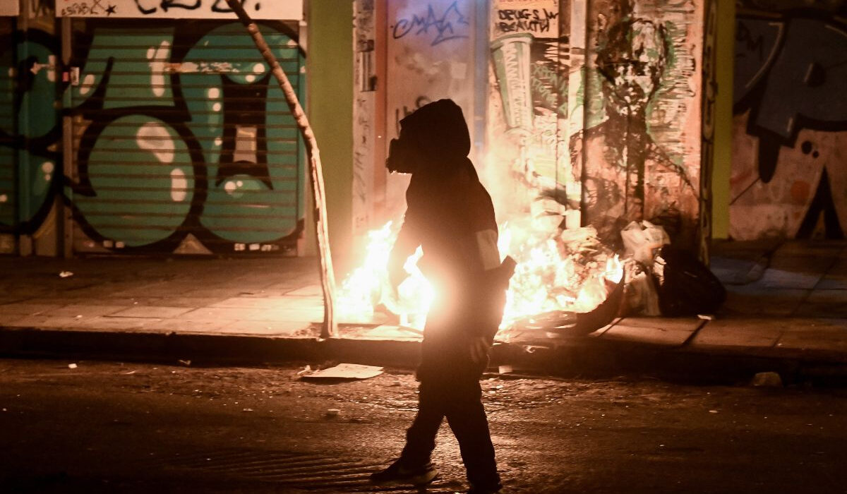Νύχτα έντασης στα Εξάρχεια: Άγνωστοι πέταξαν 20 μολότοφ σε Αστυνομικούς