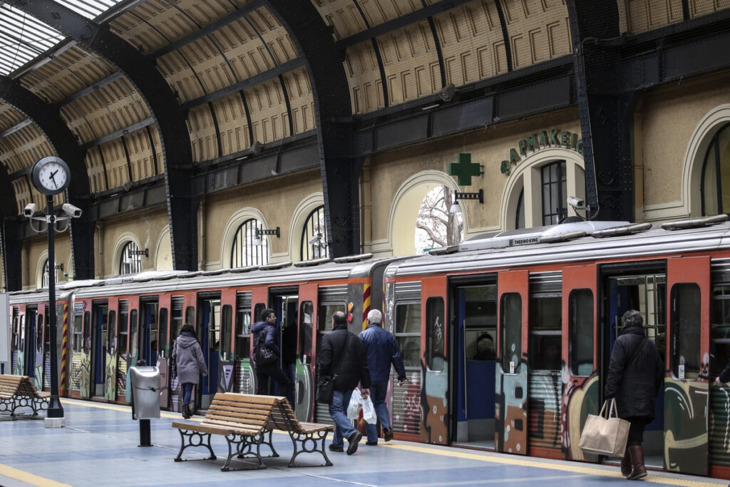 Τραγωδία στα Πατήσια: Νεκρή η γυναίκα που έπεσε στις γραμμές του Ηλεκτρικού
