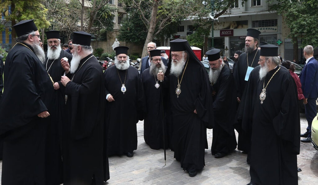 Και τούτο ποιείσαι κακείνο μη αφιέναι – Γιατί δεν είναι θέμα της Ιεράς Συνόδου οι ταυτότητες!