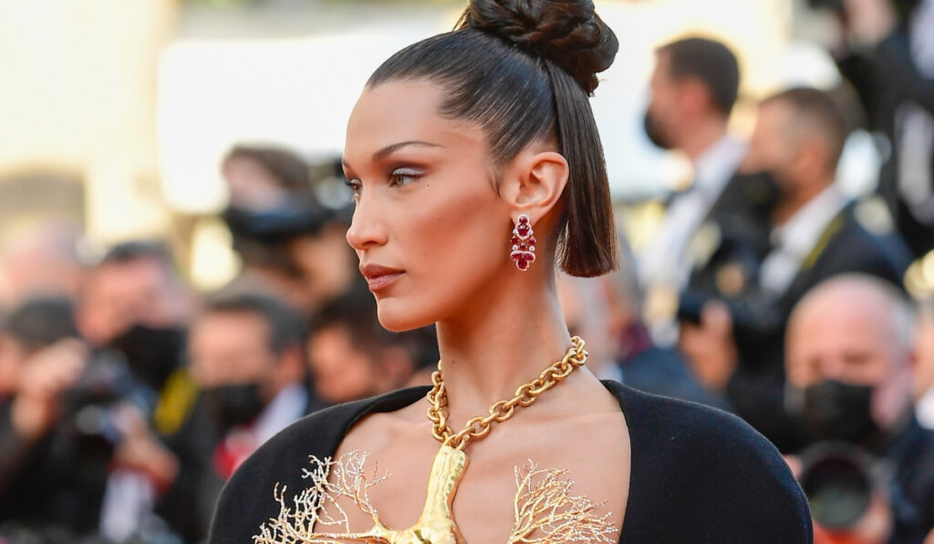 Bella Hadid: Το εντυπωσιακό κολιέ που τράβηξε τα βλέμματα στις Κάννες