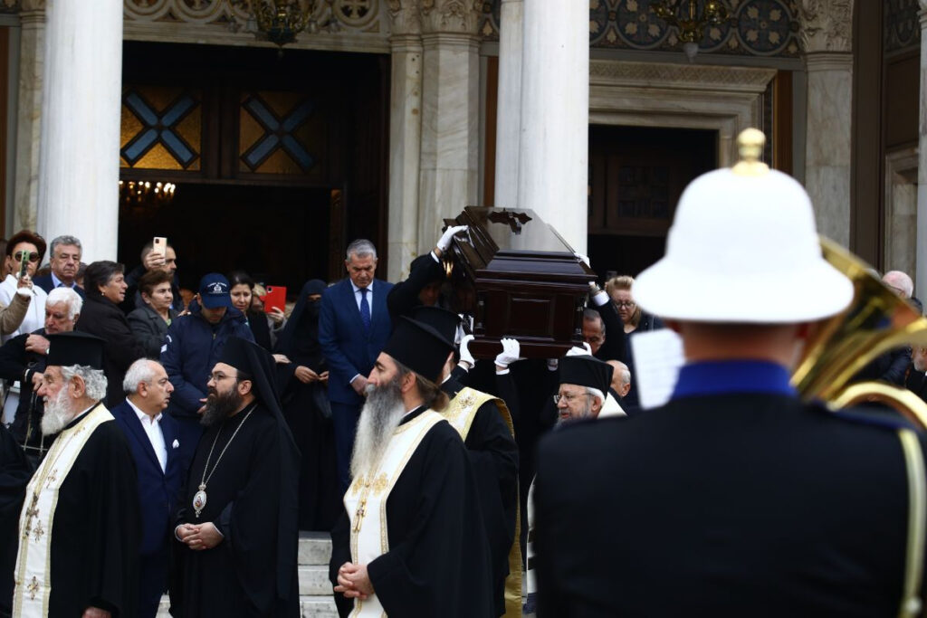 Αρχιεπίσκοπος Αναστάσιος: Αναχώρησε για Αλβανία το σκήνωμα – Το χειροκρότημα έξω από τη Μητρόπολη