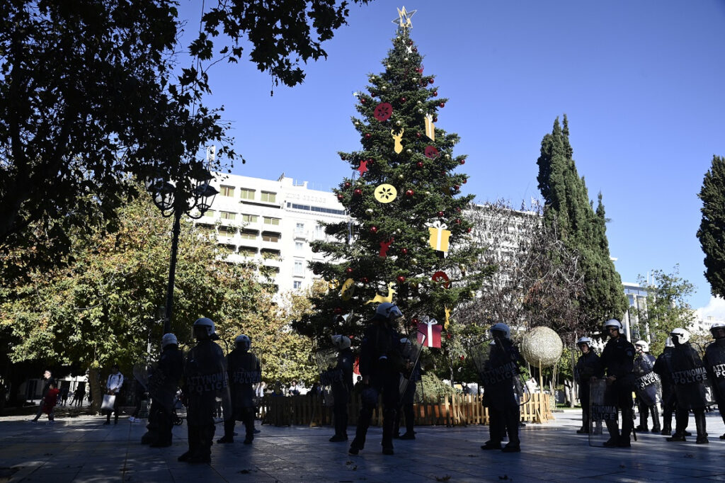 Επέτειος Γρηγορόπουλου: Τα ΜΑΤ φυλάνε και πάλι το χριστουγεννιάτικο δέντρο στο Σύνταγμα – Φωτογραφίες