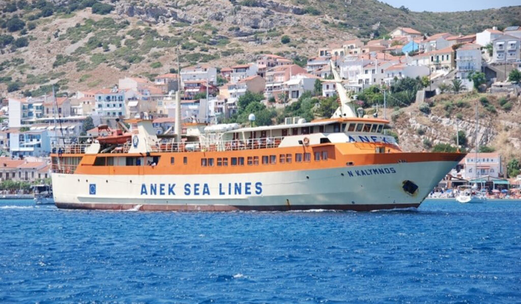 Δύο ρήγματα στο NISSOS KALYMNOS μετά από πρόσκρουση σε ύφαλο – Κατέπλευσε στην Κάλυμνο