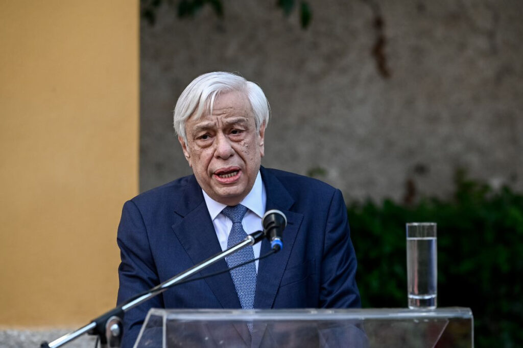 Ο Προκόπης Παυλόπουλος σφίγγει τον κλοιό γύρω από τον Μητσοτάκη