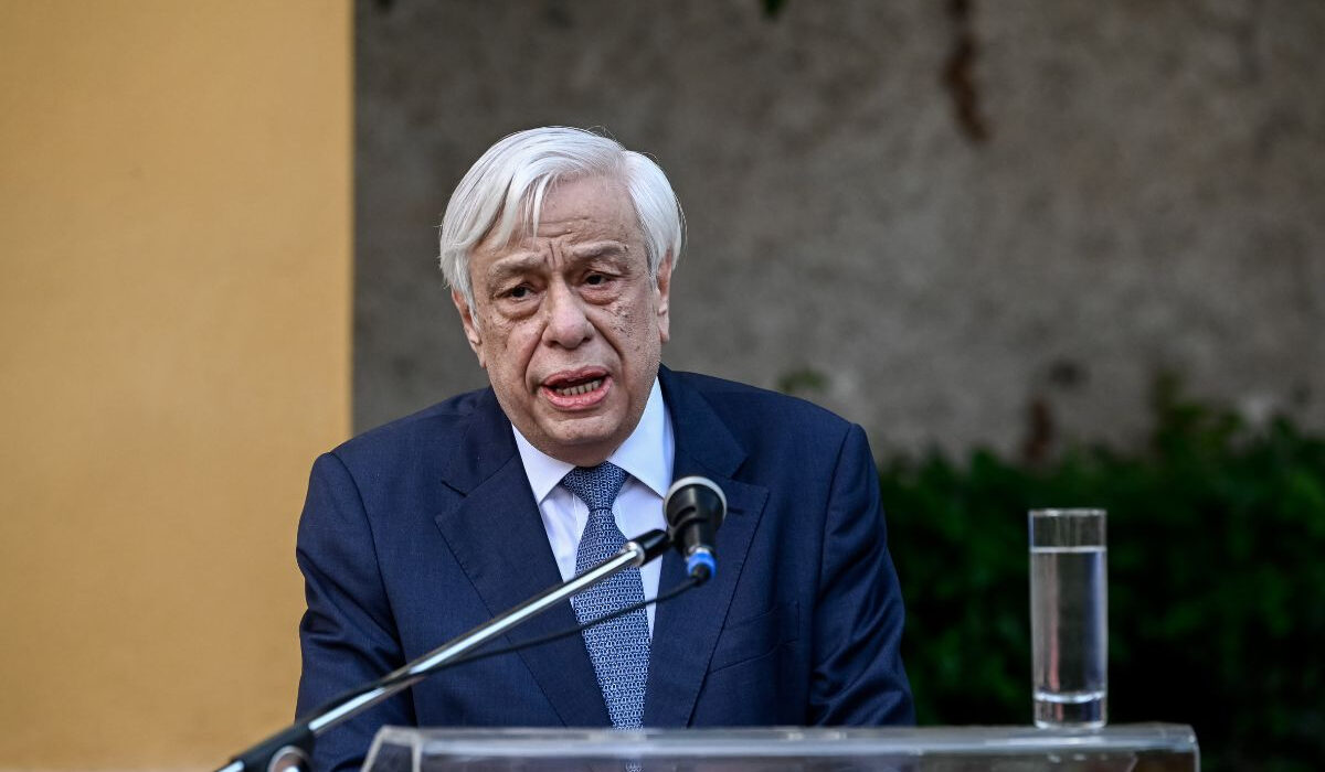 Ο Προκόπης Παυλόπουλος σφίγγει τον κλοιό γύρω από τον Μητσοτάκη