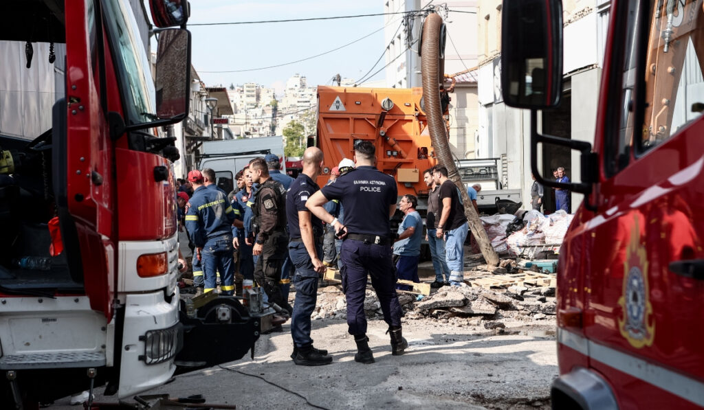Τραγωδία στον Πειραιά: Νεκρός ο άνδρας που έπεσε σε φρεάτιο