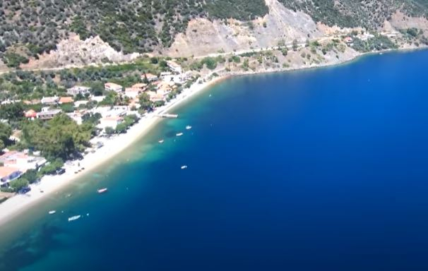 Η παραλία με τα ζεστά νερά που κάνεις μπάνιο μέχρι τον Νοέμβριο