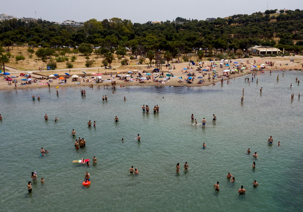 Κοσμοσυρροή στις πλαζ λόγω καύσωνα-Ανύπαρκτες οι αποστάσεις στις μη οργανωμένες παραλίες