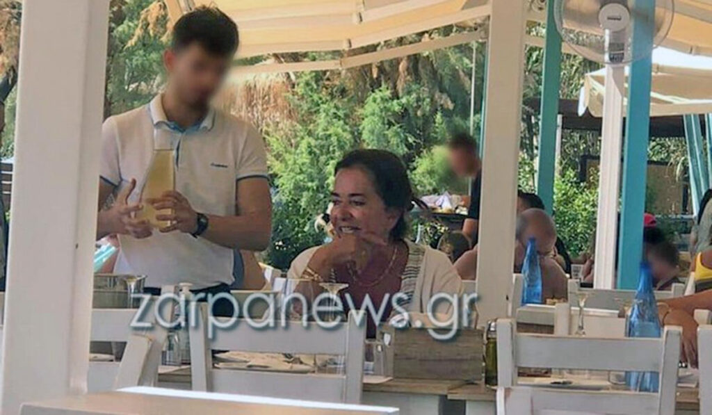 Στο Μαράθι μαζί με τα εγγόνια της η Ντόρα Μπακογιάννη