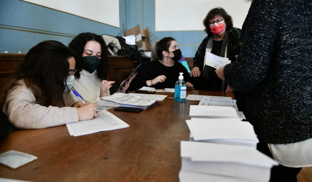 Εκλογές ΚΙΝΑΛ: Χιλιάδες πολίτες ψηφίζουν και στη Λάρισα