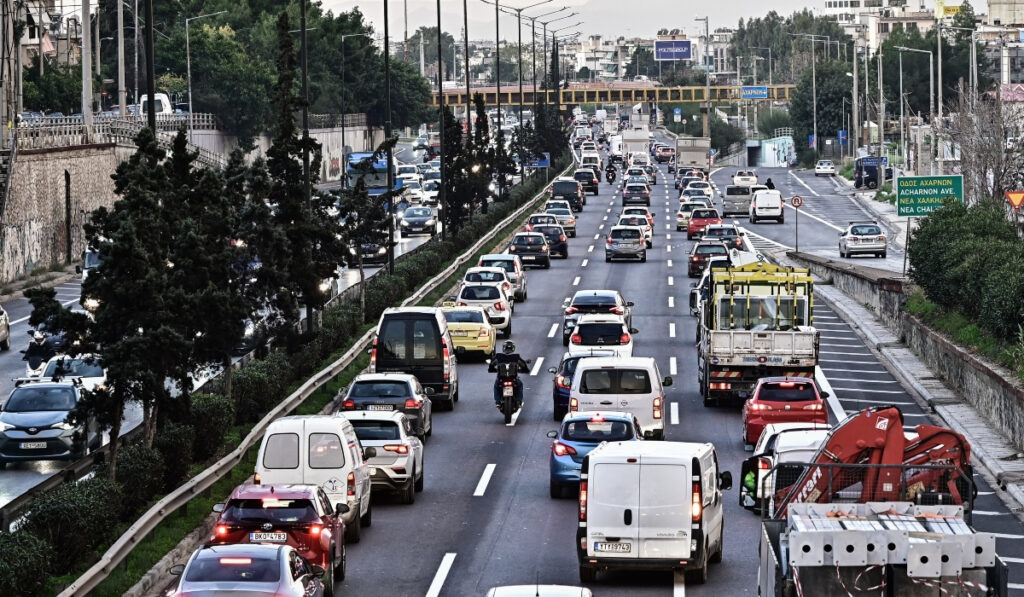 Η κίνηση στους δρόμους «τρώει» το 1/3 της ημέρας των Ελλήνων – Η λύση του ΕΜΠ