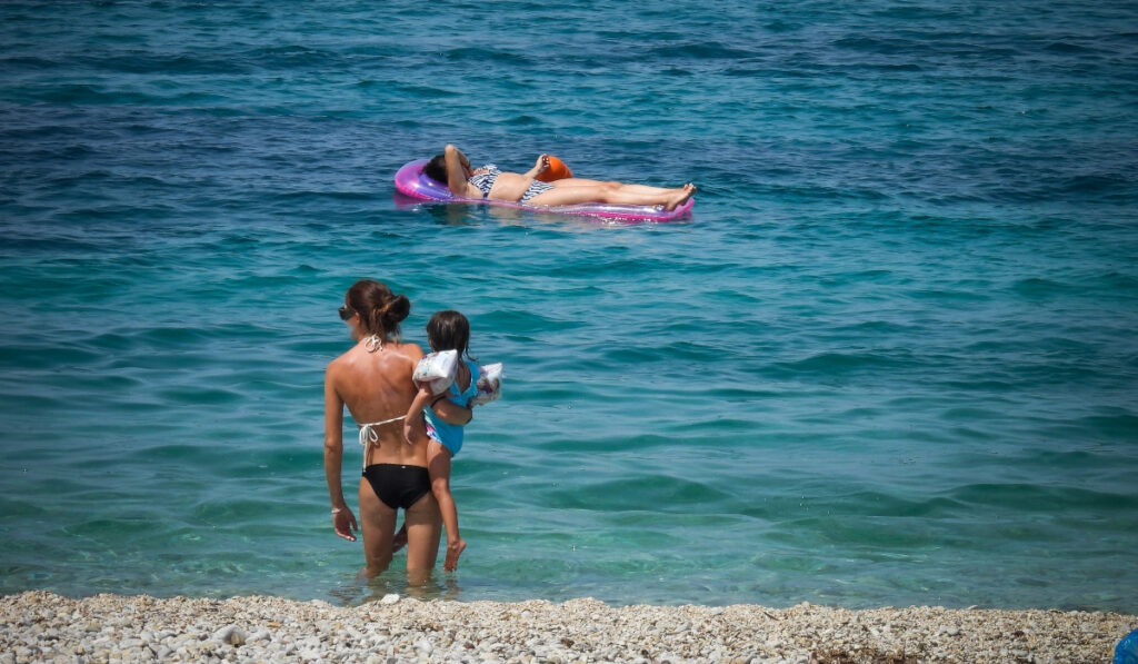 Meteo: Καλός ο καιρός την Παρασκευή – Πού θα δούμε 35αρια