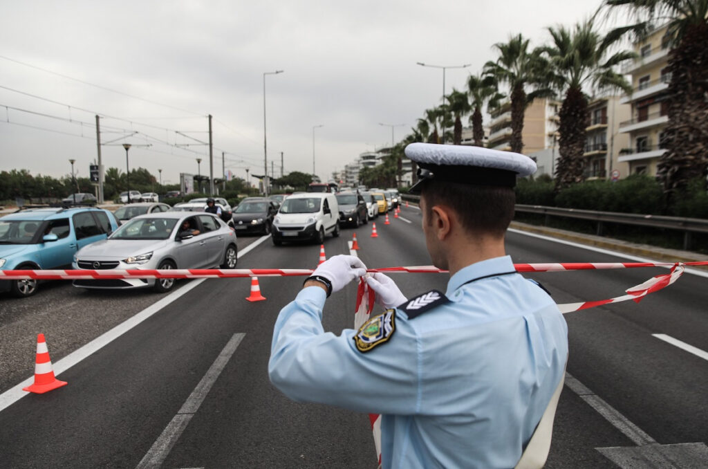 Στο «χρονοντούλαπο» το μπλοκάκι του τροχονόμου – Κλήσεις πλέον ηλεκτρονικά στο gov.gr