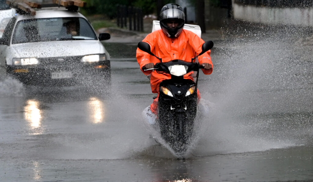 Καιρός-meteo: Συνεχίζονται οι καταιγίδες – Πτώση θερμοκρασίας την Παρασκευή