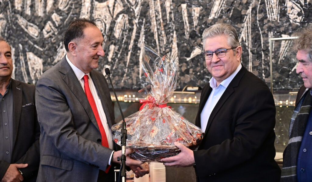 Κουτσούμπας: Άκουσε τα κάλαντα από παιδιά της παλαιστινιακής παροικίας
