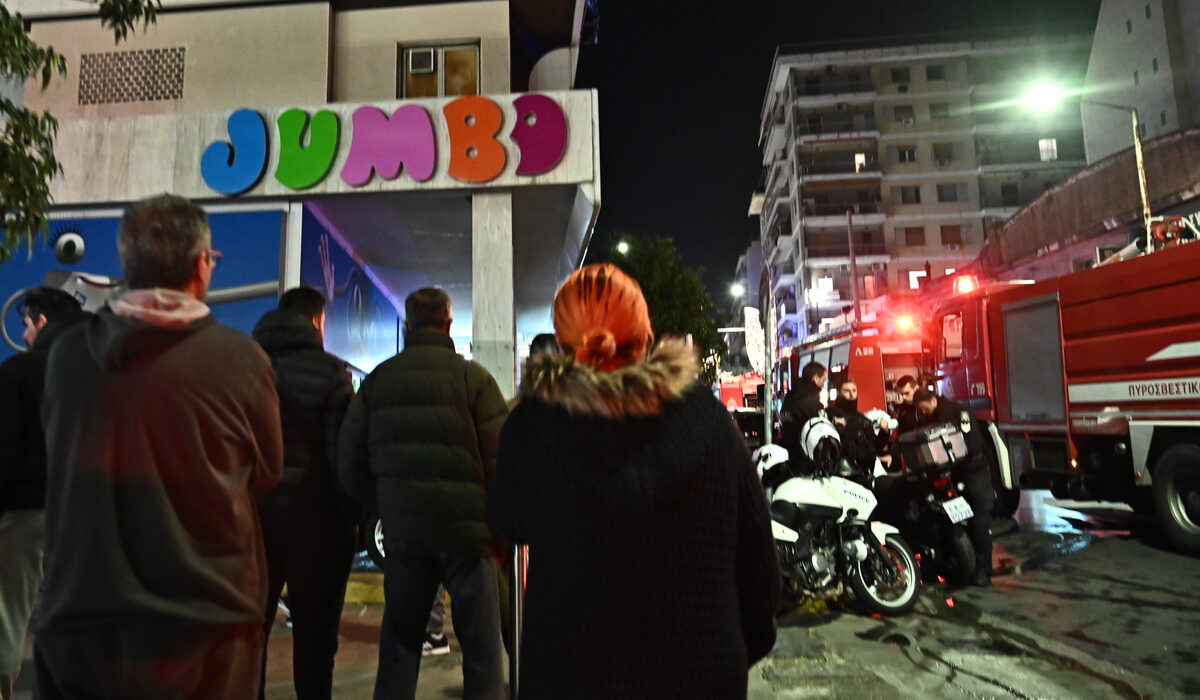 Φωτιά στα Jumbo στον Πειραιά: Εκκενώθηκε το κτίριο – Δείτε εικόνες και βίντεο