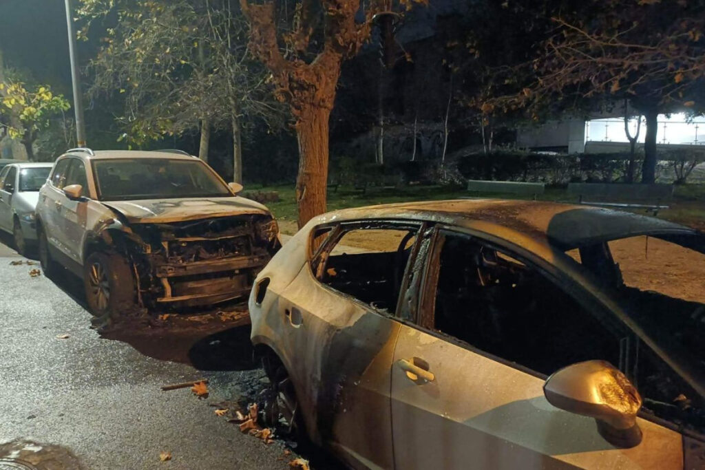 Παρανάλωμα έγιναν αυτοκίνητα στον Νέο Κόσμο (Φωτογραφίες)