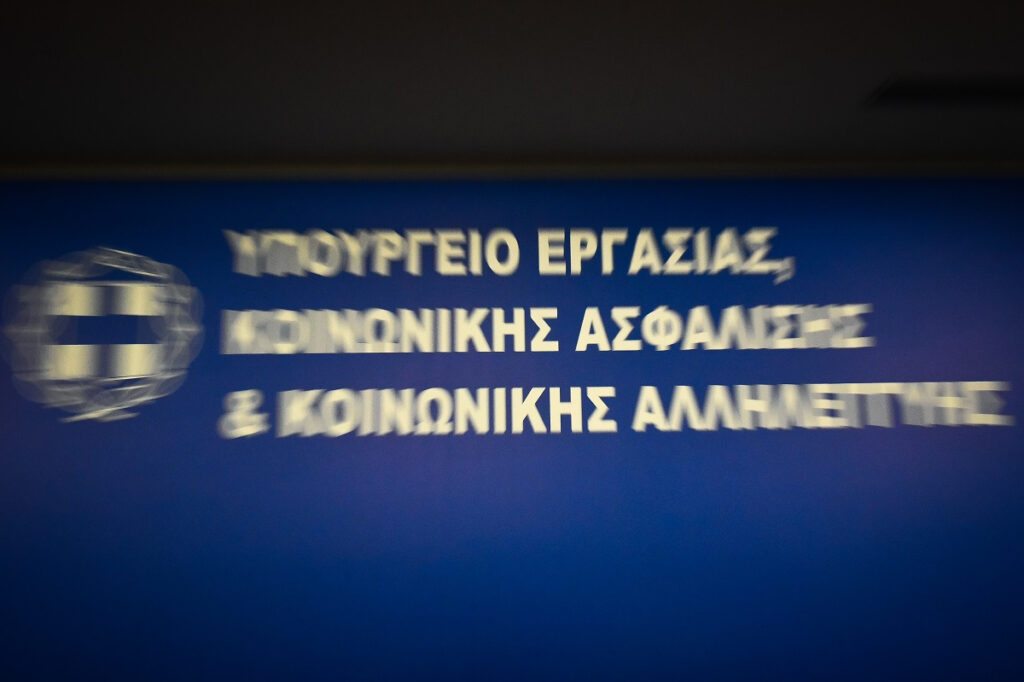 Ασφαλιστικό: Το «αρμυρό τυράκι» των εργολαβικών