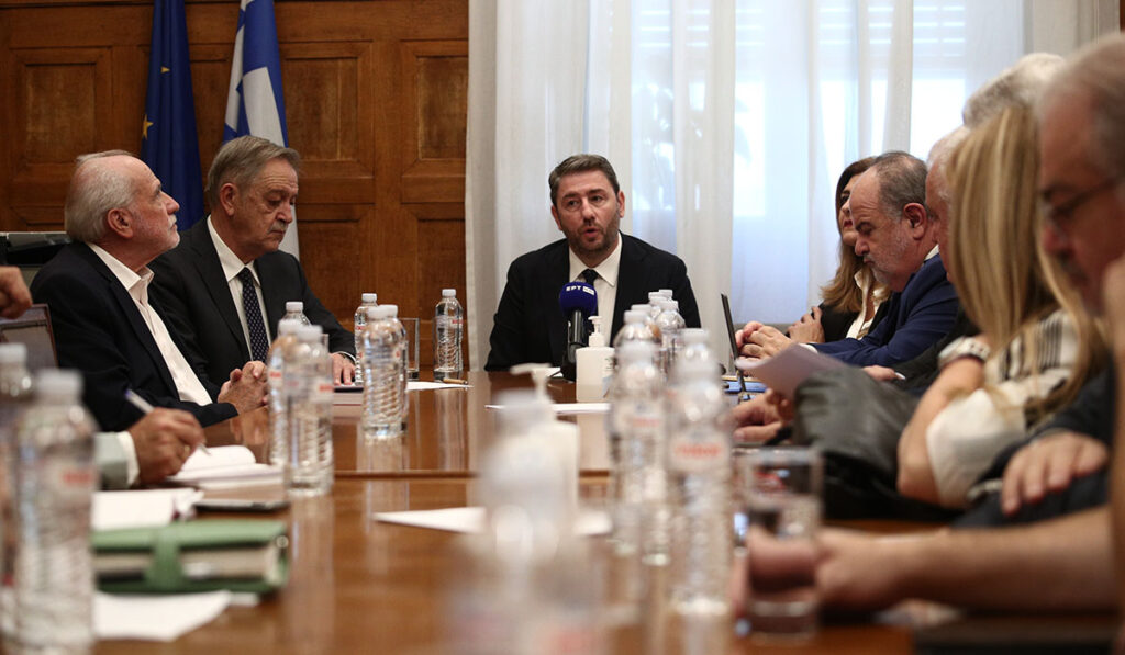 Συνάντηση Ανδρουλάκη με επιστημονικούς φορείς: «Χάδι» για τους μεγάλους φοροφυγάδες τα κυβερνητικά μέτρα