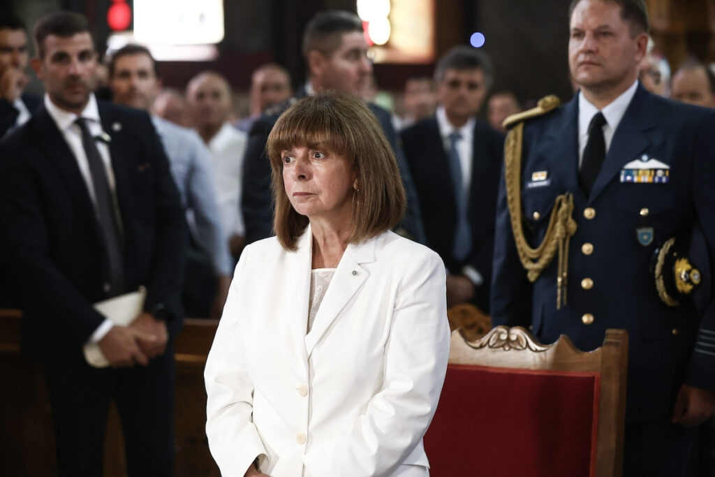 Πρόεδρος Δημοκρατίας ή πρόεδρος επιτροπής επαίνων σε αμφιλεγόμενους πολιτικούς;