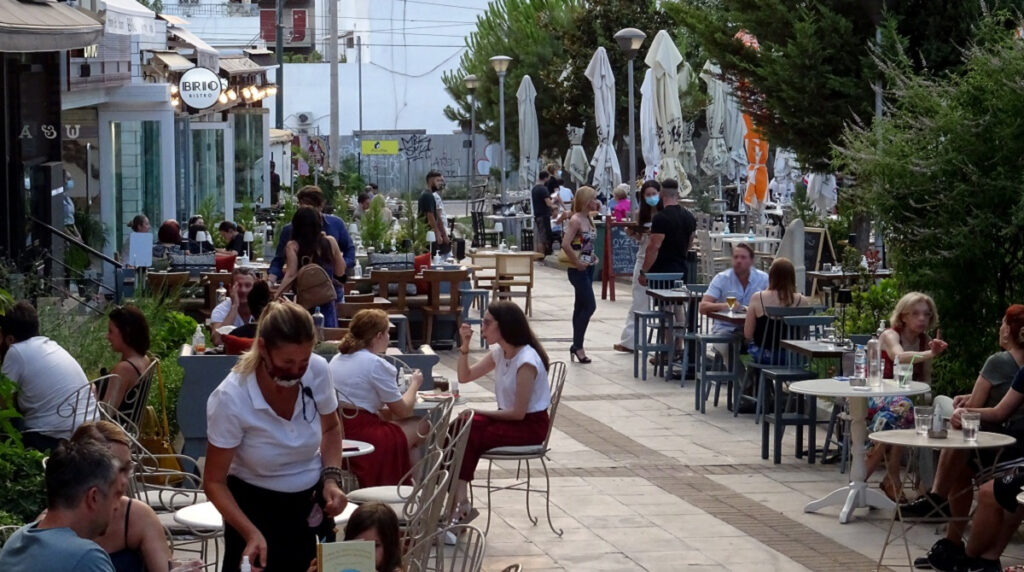 Νέα μέτρα σε καφέ, μπαρ, κλαμπ, σινεμά και θέατρα για εμβολιασμένους