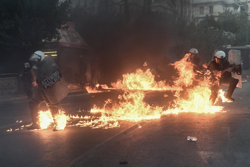 Επεισόδια στο Σύνταγμα: Εννέα συλλήψεις και έξι τραυματίες αστυνομικοί