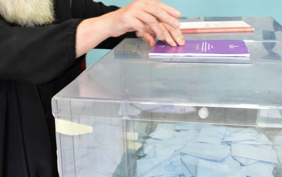Ιερέας επιτέθηκε σε βουλευτή του ΣΥΡΙΖΑ
