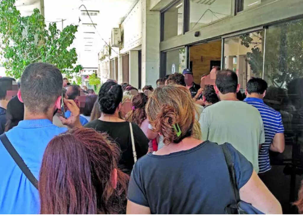Πιάνουν θέση από τα χαράματα – Ουρές για ταυτότητα «χωρίς τσιπάκι»