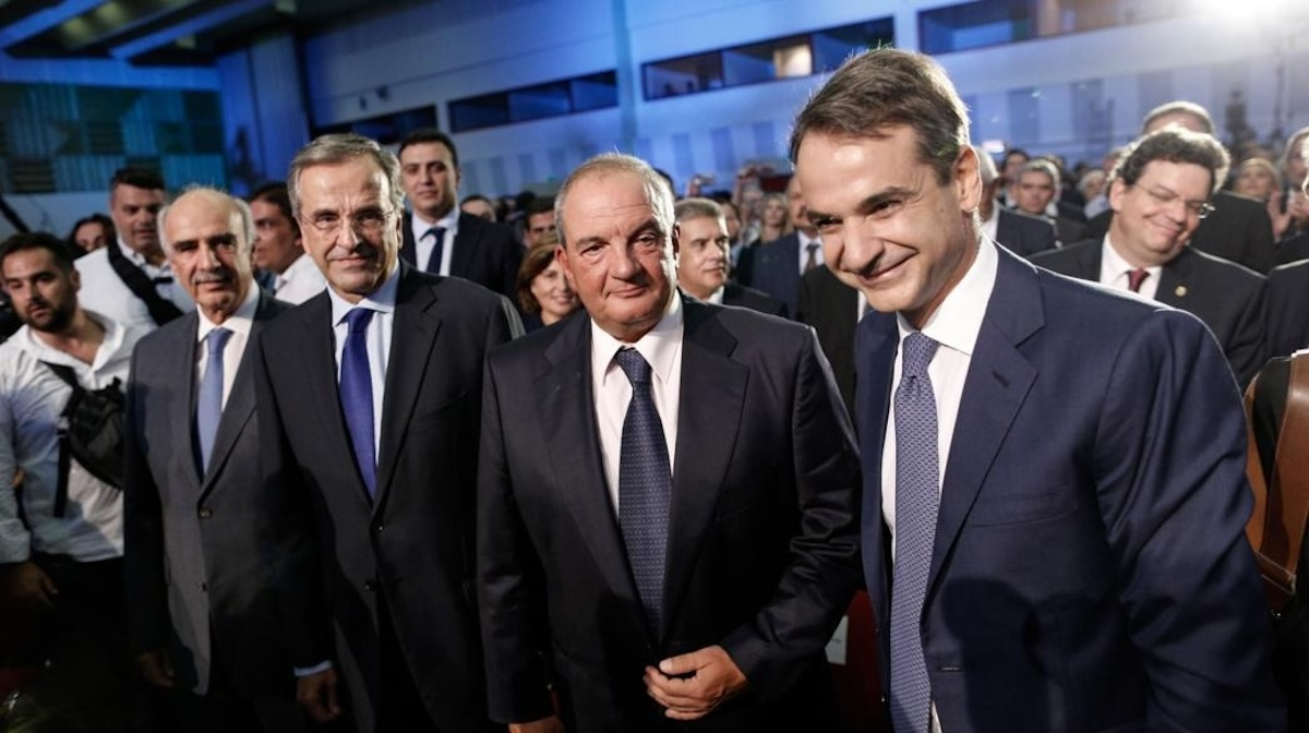 Ανάμεσα σε Καραμανλή και Σαμαρά ο Μητσοτάκης – Η απόσταση από την «πραγματική» ΝΔ και ο ρόλος της αντιπολίτευσης