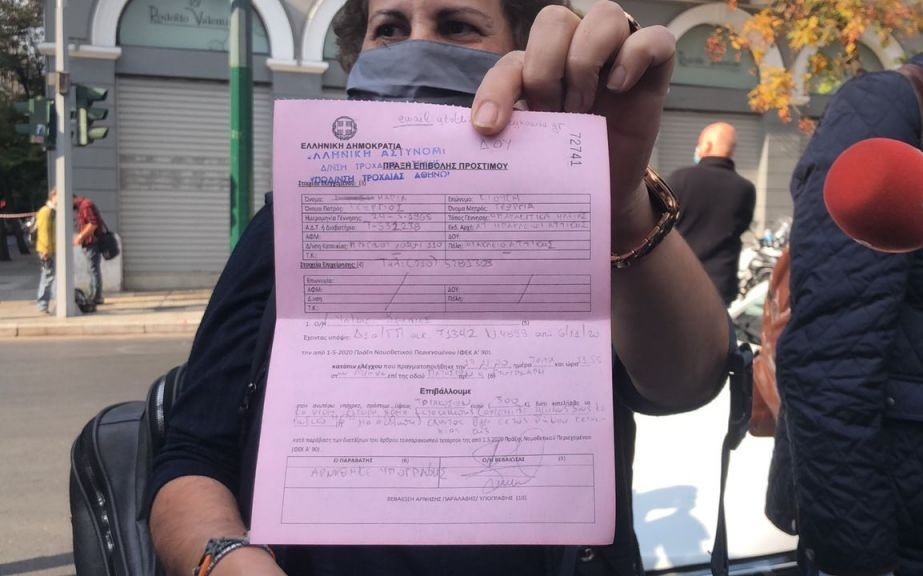 Κόντρα κυβέρνησης-ΣΥΡΙΖΑ για το πρόστιμο στη γυναίκα που άφησε λουλούδι στο Πολυτεχνείο