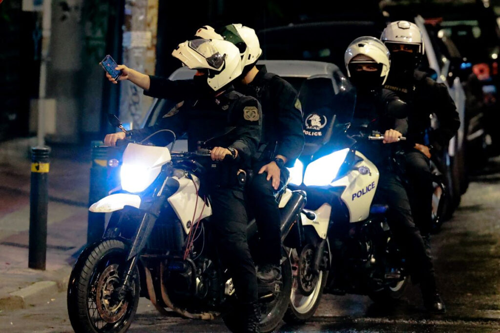 Nύχτα τρόμου για ζευγάρι στη Βάρη: 5 κακοποιοί «μπούκαραν» και τους λήστεψαν