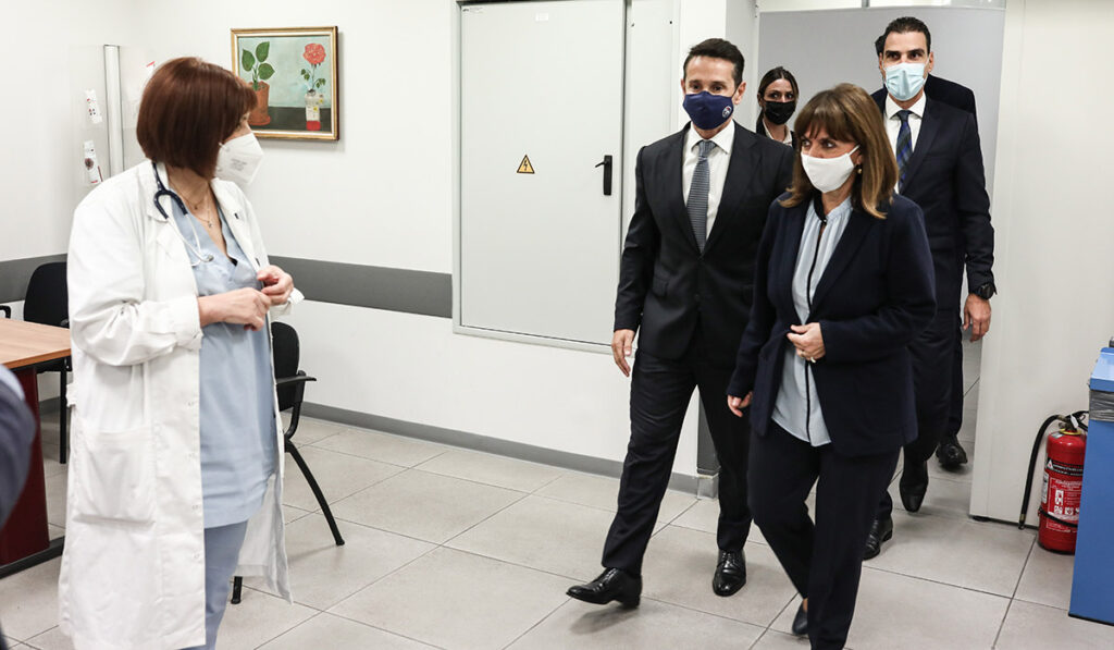 Εμβολιάστηκε με την τρίτη δόση η Σακελλαροπούλου