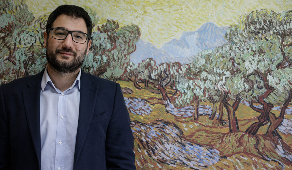 Ηλιόπουλος: Εικόνες με σπασμένες πόρτες από εξώσεις δεν είδαμε ούτε στις πιο σκληρές μέρες της χρεοκοπίας