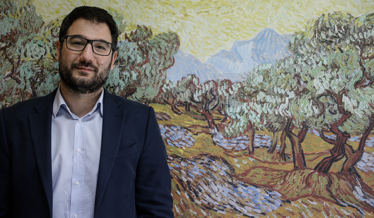 Ηλιόπουλος: Εικόνες με σπασμένες πόρτες από εξώσεις δεν είδαμε ούτε στις πιο σκληρές μέρες της χρεοκοπίας