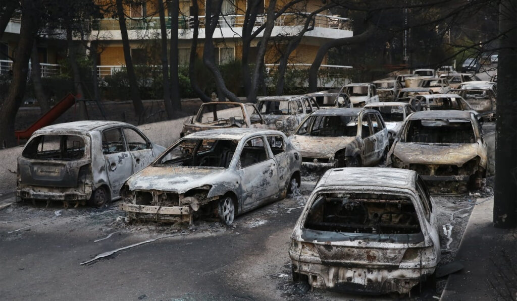 Δίκη για το Μάτι: Συγκλόνισε η μάρτυρας που έχασε την κόρη και τον εγγονό της – «Εγώ δεν κάηκα αλλά έχει καεί η ψυχή μου»