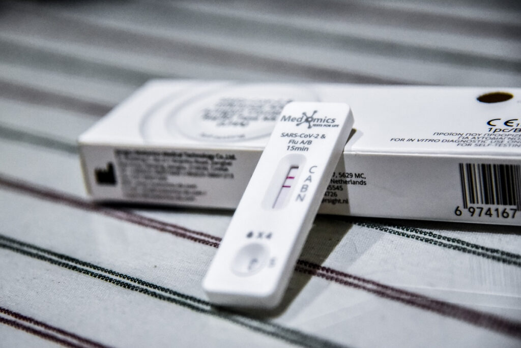 Τα self test «πρόλαβαν» τουλάχιστον 2.000 θάνατοι και 20.0000 εισαγωγές στην Ελλάδα