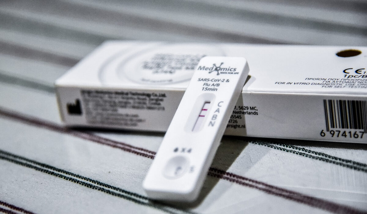 Τα self test «πρόλαβαν» τουλάχιστον 2.000 θάνατοι και 20.0000 εισαγωγές στην Ελλάδα