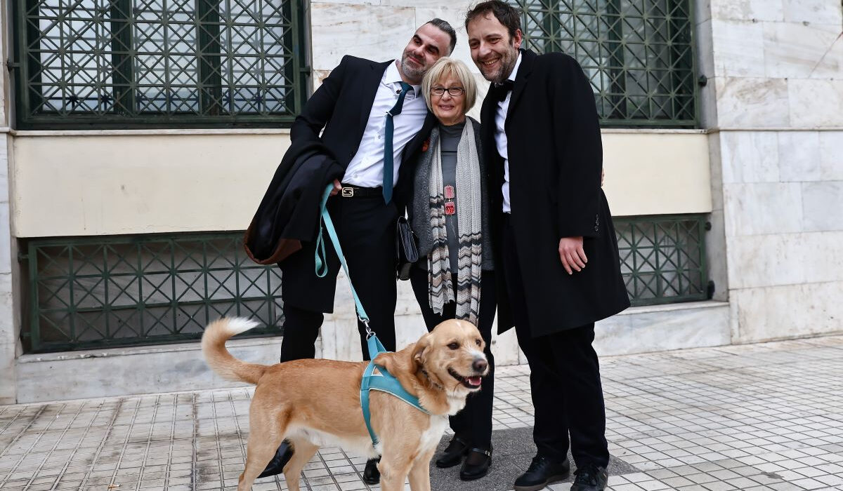 Αύγουστος Κορτώ με βέρα στο δεξί – Ο γάμος με τον Τ. Σαμουηλίδη στον Δήμο Αθηναίων (Εικόνες)