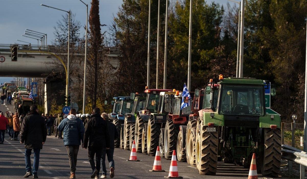 Μπλόκα από Πελοπόννησο μέχρι βόρεια Ελλάδα – Κλείνουν εθνικές οδούς οι αγρότες και κατεβαίνουν στην Αθήνα